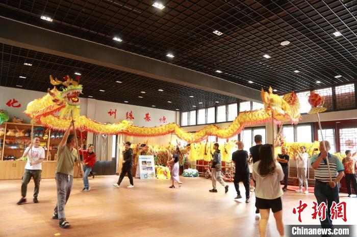 臺胞臺屬體驗舞龍?！≈芪的裙﹫D