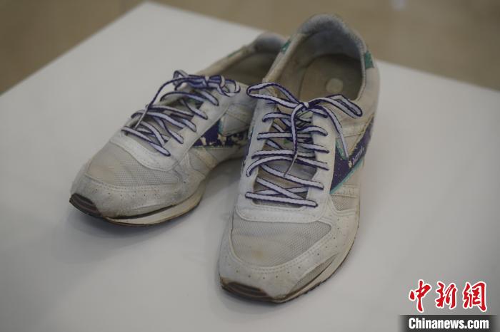 圖為展出的韓國前總統(tǒng)金泳三曾使用的慢跑鞋?！⑿?攝
