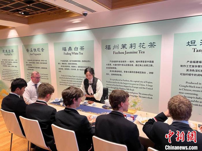 澳大利亞悉尼中學(xué)生參加“茶和天下”雅集文化體驗活動。　顧時宏 攝