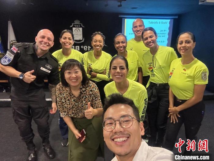 里約旅游警察上中文課?！±锛s熱內(nèi)盧天主教大學(xué)孔子學(xué)院供圖