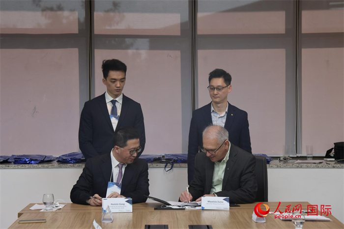 座談交流會(huì)上，中歐校友醫(yī)療健康產(chǎn)業(yè)協(xié)會(huì)與奧斯瓦爾多·克魯茲基金會(huì)簽署了合作備忘錄。人民網(wǎng)記者 時(shí)元皓攝