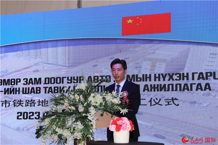 中鐵四局集團(tuán)國(guó)際事業(yè)部執(zhí)行經(jīng)理朱春峰致辭。人民網(wǎng)記者 霍文攝