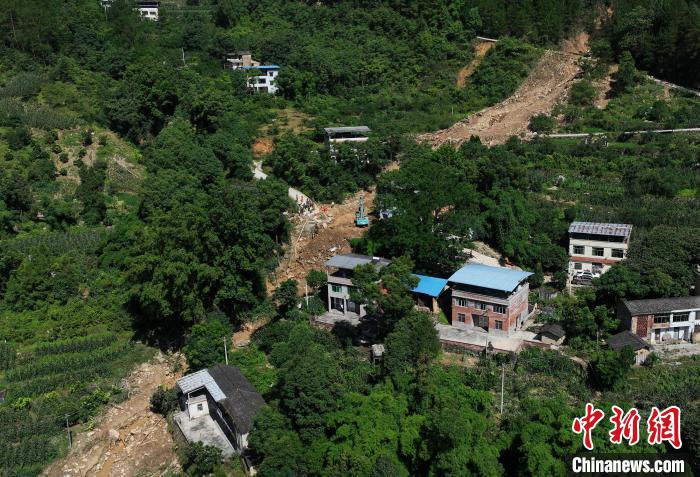 圖為航拍重慶萬州救援現(xiàn)場。　陳超 攝