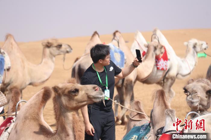 圖為臺(tái)胞體驗(yàn)大美內(nèi)蒙古。　托婭供圖