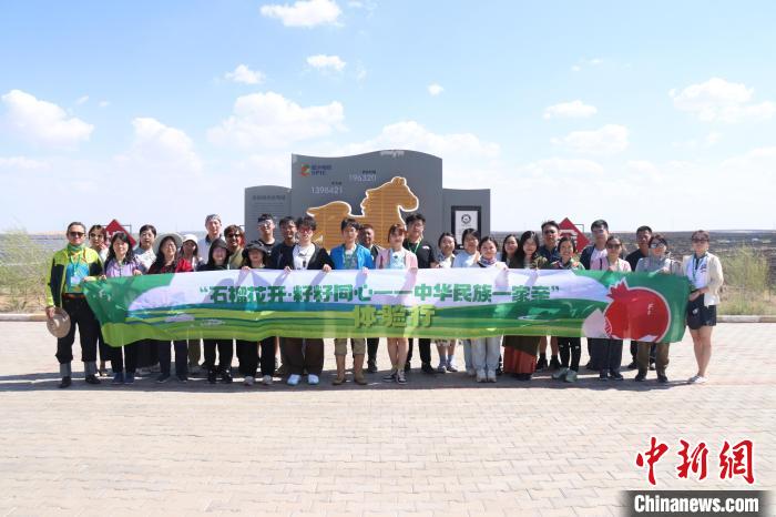 圖為臺(tái)胞體驗(yàn)大美內(nèi)蒙古?！⊥袐I供圖