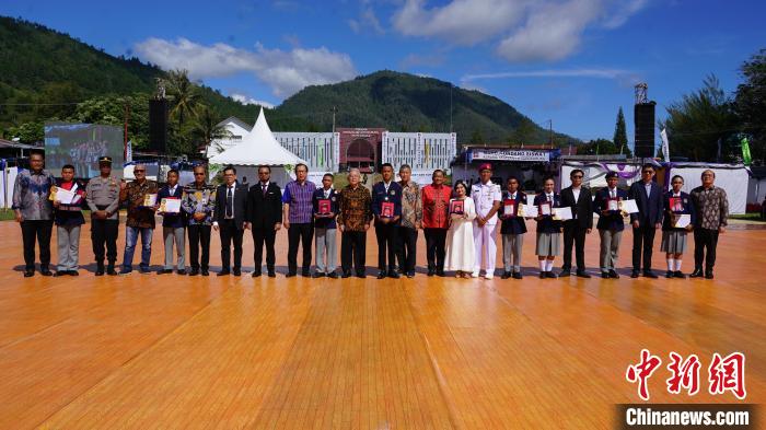 嘉賓為優(yōu)秀畢業(yè)生頒發(fā)榮譽證書。牛海濤攝