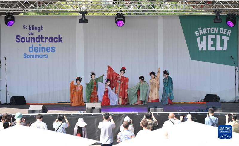 7月8日，在德國柏林世界公園，漢服愛好者進(jìn)行漢服展示。新華社記者 任鵬飛 攝