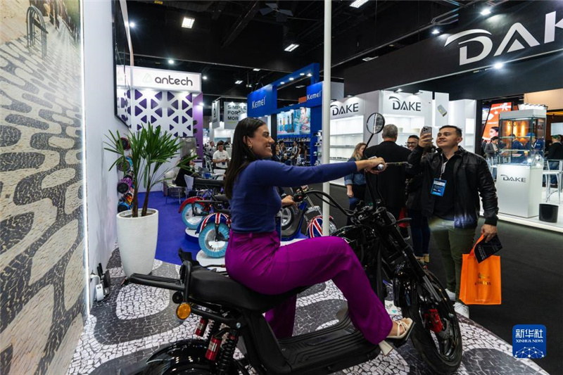 7月10日，在巴西圣保羅舉行的國際消費類電子及家用電器產(chǎn)品展覽會上，參觀者體驗一款電動自行車。新華社記者 王天聰 攝