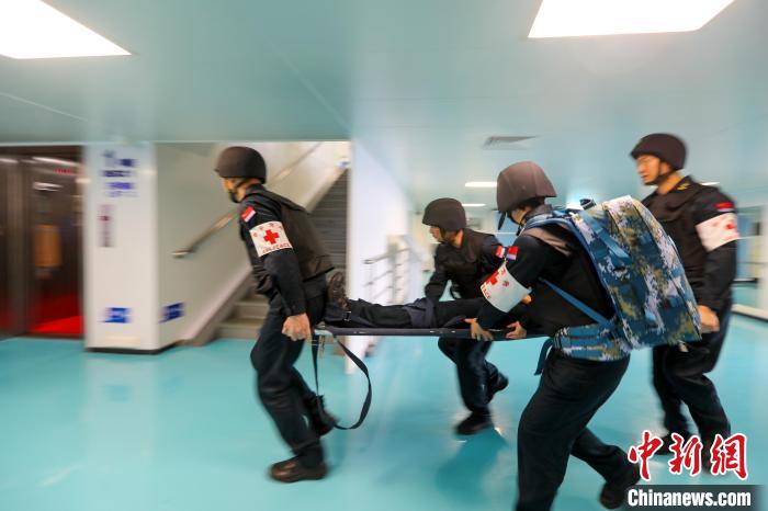 “和平方舟”號(hào)醫(yī)院船在西太平洋海域進(jìn)行反恐反海盜演練。圖為醫(yī)療救護(hù)組在轉(zhuǎn)運(yùn)“傷員”?！⌒煳?攝