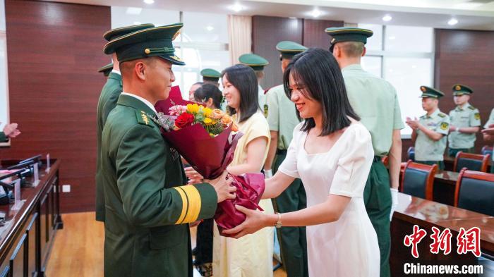 軍屬向晉升警官獻(xiàn)花。　張煜梁 攝