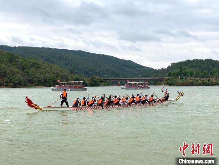 圖為龍舟賽活動(dòng)?！￡愳o 攝