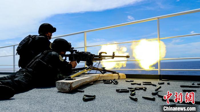 “和平方舟”號醫(yī)院船在西太平洋海域進(jìn)行反恐反海盜演練。圖為火力組隊(duì)員進(jìn)行警告射擊?！⌒煳?攝