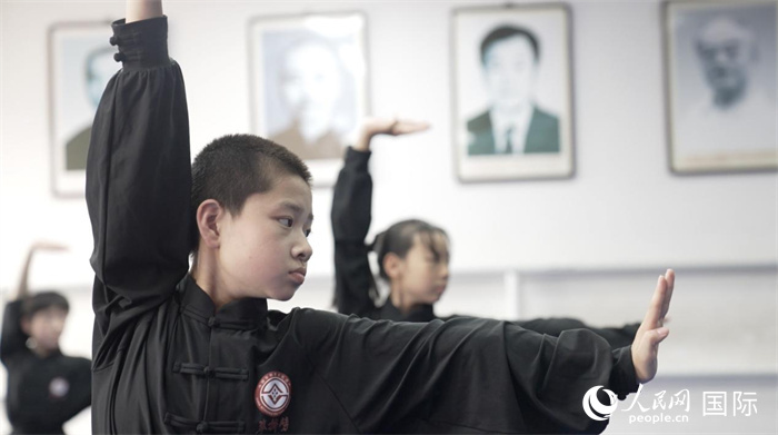 正在練習(xí)劈掛拳的武術(shù)學(xué)童。人民網(wǎng)記者 袁蒙攝