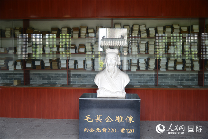 河間詩經(jīng)齋毛萇雕像。雕像后書櫥中陳列的是歷代各版本《詩經(jīng)》及譯本。 人民網(wǎng) 趙昭攝