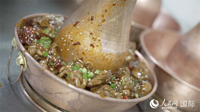 滄州火鍋雞。人民網(wǎng)記者 袁蒙攝