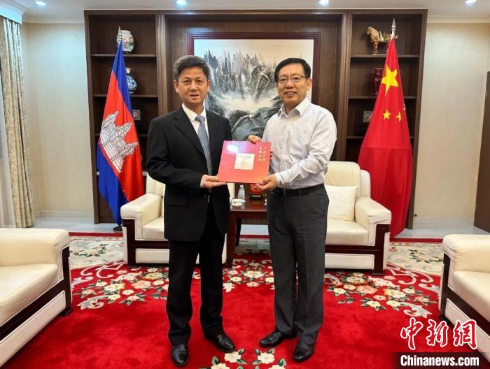 7月12日下午，中國駐柬埔寨大使王文天在金邊會見援柬中醫(yī)醫(yī)療隊?！≈袊v柬埔寨大使館微信公眾號 攝