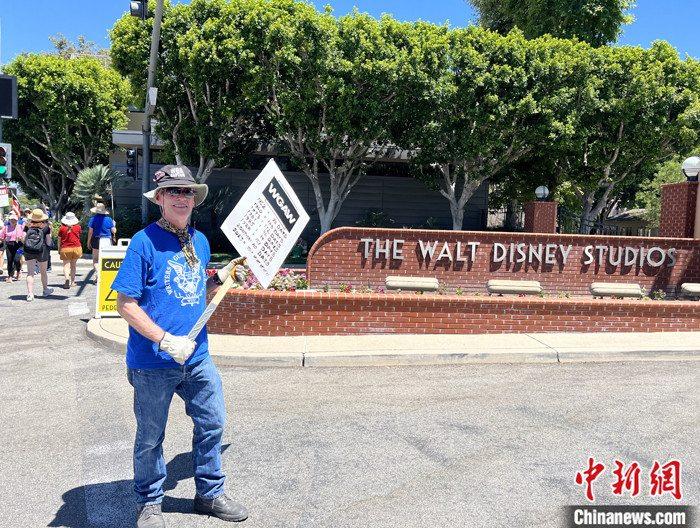 當(dāng)?shù)貢r(shí)間7月14日上午，華納兄弟、迪士尼等美國(guó)影視娛樂產(chǎn)業(yè)巨頭總部門前，有成百上千的人高舉“罷工”標(biāo)語牌游行示威。由于未能與美國(guó)電影和電視制片人聯(lián)盟(AMPTP)就新合同達(dá)成協(xié)議，擁有約16萬名會(huì)員的好萊塢三大工會(huì)之一美國(guó)影視演員協(xié)會(huì)(SAG-AFTRA)發(fā)起罷工，于14日起在洛杉磯和紐約的十余家制片公司外示威游行。 <a target='_blank' href='/'><p  align=