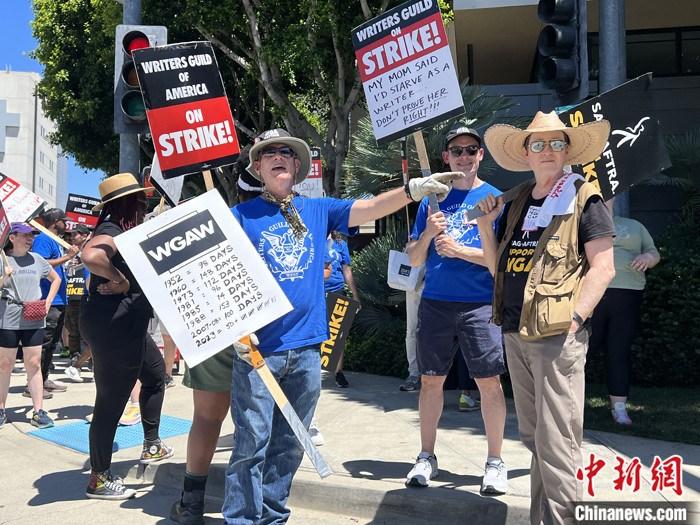 當(dāng)?shù)貢r(shí)間7月14日上午，華納兄弟、迪士尼等美國(guó)影視娛樂產(chǎn)業(yè)巨頭總部門前，有成百上千的人高舉“罷工”標(biāo)語牌游行示威。由于未能與美國(guó)電影和電視制片人聯(lián)盟(AMPTP)就新合同達(dá)成協(xié)議，擁有約16萬名會(huì)員的好萊塢三大工會(huì)之一美國(guó)影視演員協(xié)會(huì)(SAG-AFTRA)發(fā)起罷工，于14日起在洛杉磯和紐約的十余家制片公司外示威游行。 <a target='_blank' href='/'><p  align=