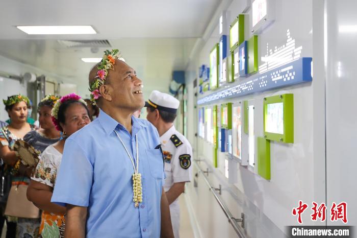 基里巴斯總統(tǒng)等政要參觀海上醫(yī)院?！⌒煳?攝