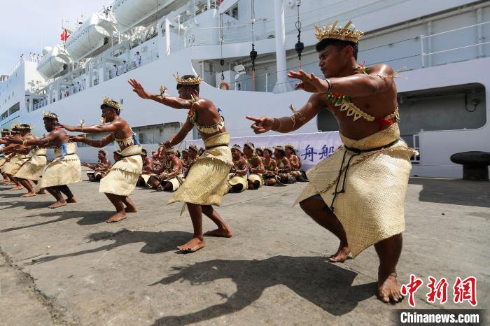 基方民眾表演當(dāng)?shù)靥厣璧?，歡迎“和平方舟”號(hào)醫(yī)院船來(lái)訪?！⌒煳?攝