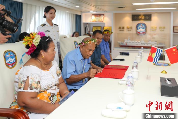 基里巴斯總統(tǒng)塔內(nèi)希·馬茂為“和平方舟”醫(yī)院船留言。　徐巍 攝