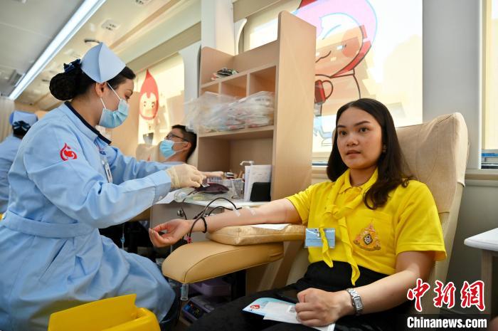 圖為獻血活動現場?！∮峋?攝