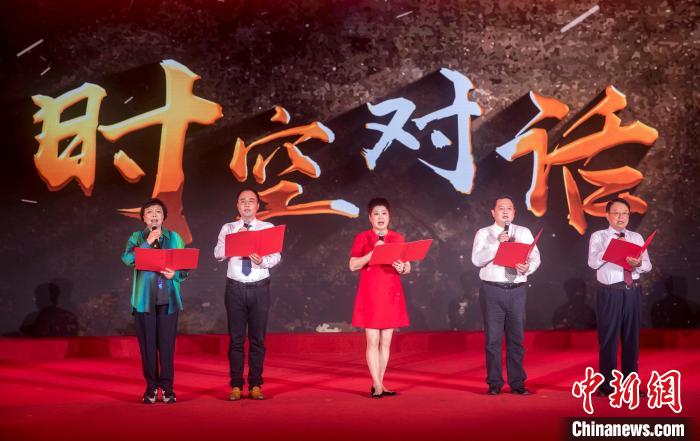 陳曉帆與顏福慶之孫顏志淵、陶行知曾孫陶侃、榮毅仁侄女榮智豐深情朗誦《與統(tǒng)戰(zhàn)先輩的時(shí)空對(duì)話》?！堦?攝