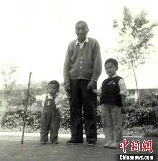 陳望道與幼年的陳曉帆(左)、陳曉帆的哥哥一起合影?！￡悤苑﹫D