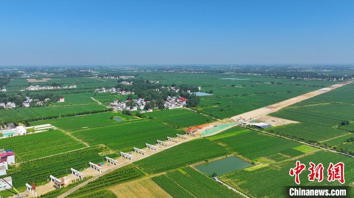 航拍合(肥)周(口)高速潁臨段8標(biāo)架梁施工現(xiàn)場(chǎng)?！⒂癫?攝