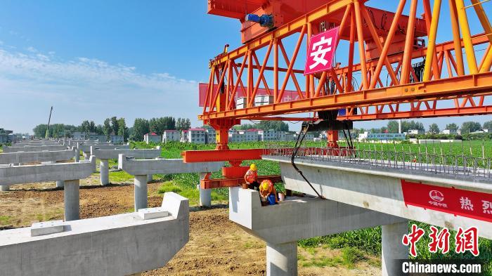 長(zhǎng)25米重80噸的箱梁平穩(wěn)、精準(zhǔn)地落在S314分離式立交橋25號(hào)和26號(hào)墩上?！⒂癫?攝