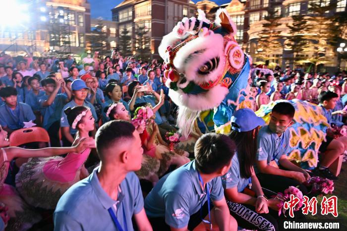 舞獅表演與現(xiàn)場觀眾互動?！⊥鯑|明 攝