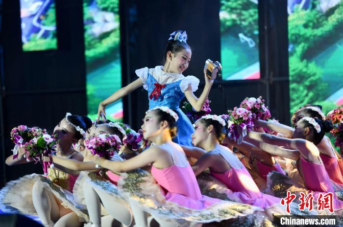 芭蕾表演《鮮花送給好朋友》?！⊥鯑|明 攝