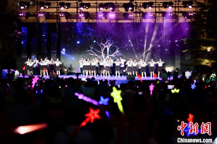 合唱表演《夜空中最亮的星》?！⊥鯑|明 攝