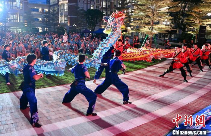 兩岸青少年同臺呈現(xiàn)龍獅表演。　王東明 攝