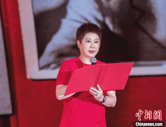 7月16日，榮智豐在2023年上海統(tǒng)戰(zhàn)文化周開幕活動中朗誦《與統(tǒng)戰(zhàn)先輩的時空對話》。　張昊 攝