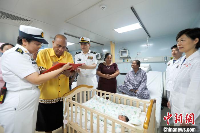 基里巴斯總統(tǒng)馬茂為新生兒取名，并在出生證明上親筆填寫寶寶名字?！±栌?攝