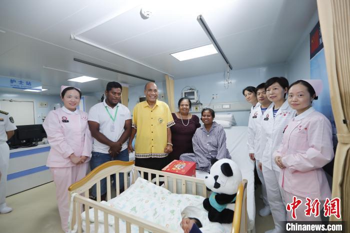 基里巴斯總統(tǒng)馬茂與海上醫(yī)院醫(yī)護人員、新生兒家人合影?！±栌?攝