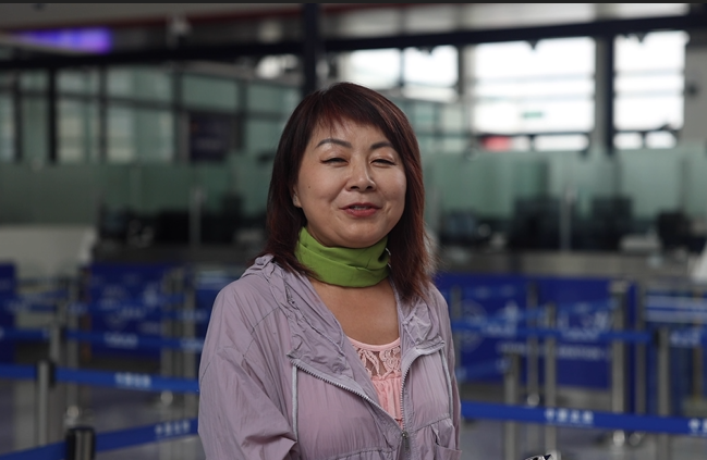 7月22日，曾經(jīng)在老撾瑯勃拉邦工作過3年的加拿大華僑孫月玲乘坐中老鐵路國際旅客列車從中國出境。衛(wèi)海林 攝