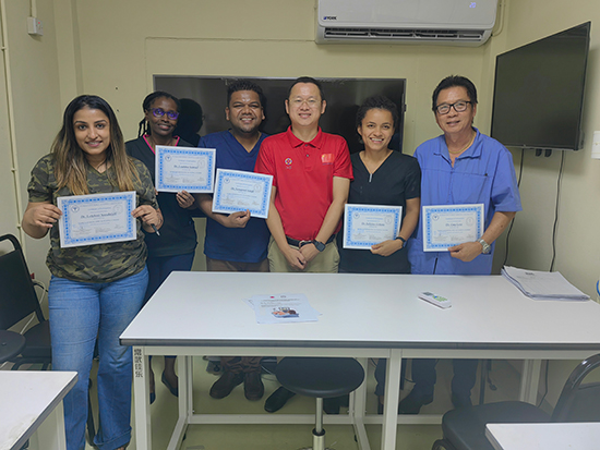 醫(yī)療隊(duì)成員與部分學(xué)員合影。第18期援圭亞那醫(yī)療隊(duì)供圖