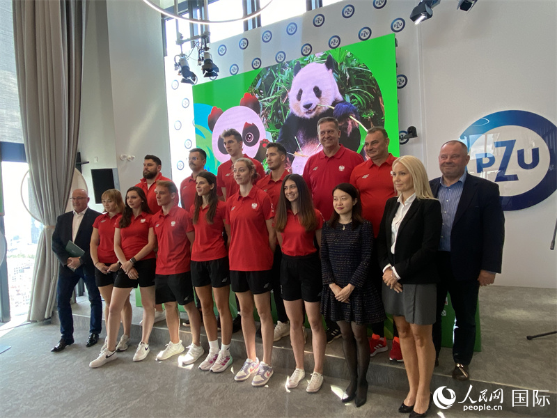 嘉賓與代表團(tuán)代表合影。人民網(wǎng)記者 禹麗敏攝