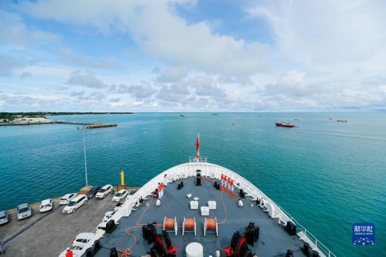7月22日，中國(guó)海軍“和平方舟”號(hào)醫(yī)院船駛離基里巴斯首都塔拉瓦。當(dāng)?shù)貢r(shí)間22日上午10時(shí)，執(zhí)行“和諧使命-2023”任務(wù)的中國(guó)海軍“和平方舟”號(hào)醫(yī)院船圓滿結(jié)束對(duì)基里巴斯的首次訪問(wèn)，駛離基里巴斯首都塔拉瓦，前往本次任務(wù)的第二站湯加努庫(kù)阿洛法港。新華社發(fā)（黎宇 攝）