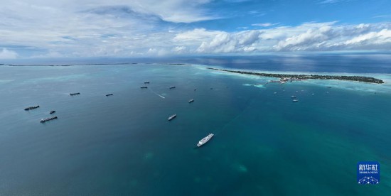 7月22日，中國(guó)海軍“和平方舟”號(hào)醫(yī)院船結(jié)束基里巴斯訪問(wèn)，駛離塔拉瓦港。新華社發(fā)（桂江波 攝）