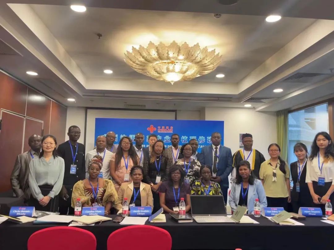 非洲法語國(guó)家農(nóng)業(yè)種植研修班學(xué)員合影 受訪單位供圖。