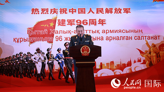 哈國防部副部長卡馬列特季諾夫中將發(fā)表致辭。人民網(wǎng)記者 李強(qiáng)攝
