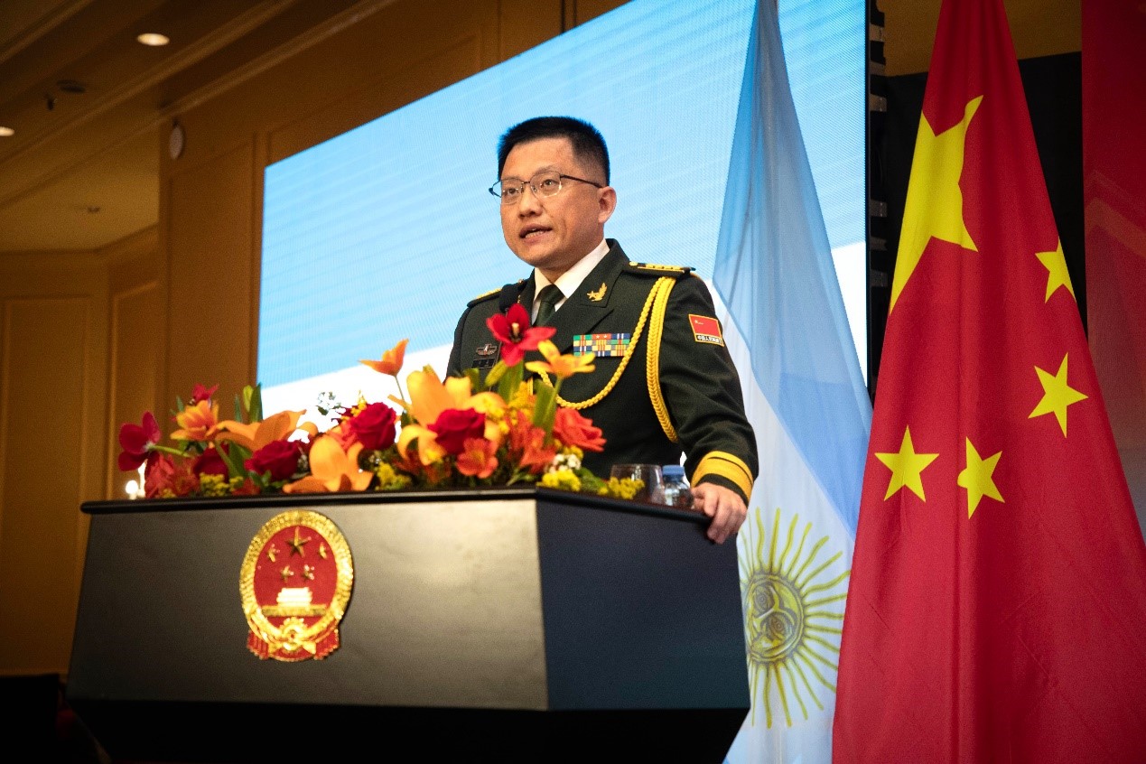 中國駐阿根廷大使館武官劉淼大校致辭。中國駐阿根廷大使館供圖