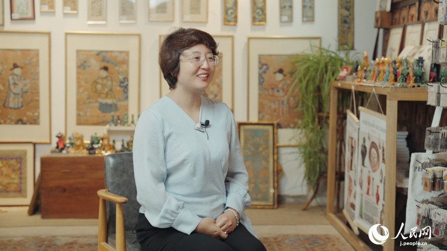 圖為瓷器修復(fù)藝術(shù)家王京。人民網(wǎng)記者 張若涵攝