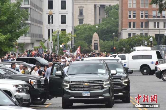 圖為特朗普出庭期間，其車隊(duì)和工作人員在聯(lián)邦法院外等待。<a target='_blank' href='/'><p  align=
