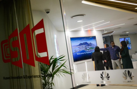 　　2017年7月17日，人們?cè)谖挥谀戏羌s翰內(nèi)斯堡的華為南非信息通信技術(shù)創(chuàng)新體驗(yàn)中心參觀。新華社記者 翟健嵐 攝