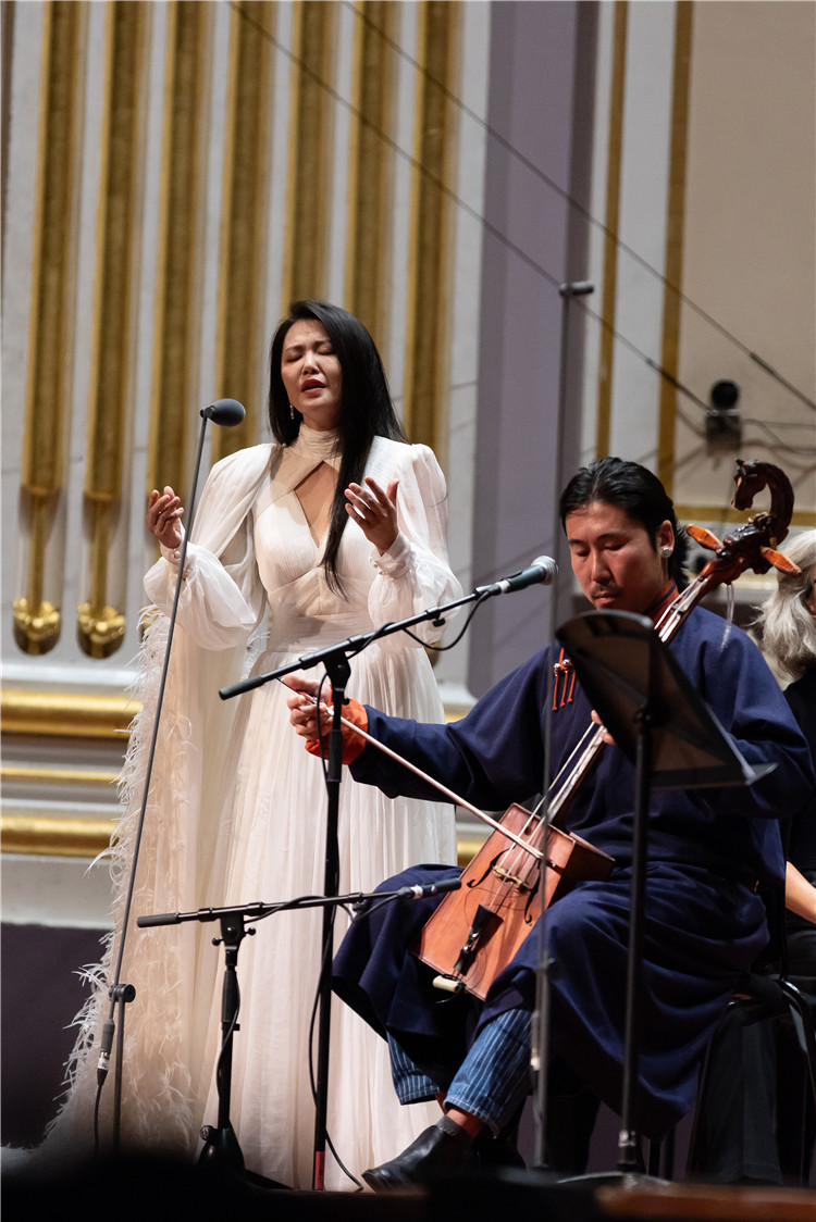 圖片說明： 8月5日，2023愛丁堡國際藝術(shù)節(jié)開幕式音樂會(huì)《慈悲頌》的演出現(xiàn)場(chǎng)。藝術(shù)節(jié)組委會(huì)供圖