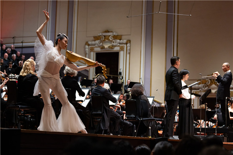 圖8月5日，2023愛丁堡國際藝術(shù)節(jié)開幕式音樂會(huì)《慈悲頌》的演出現(xiàn)場(chǎng)。藝術(shù)節(jié)組委會(huì)供圖